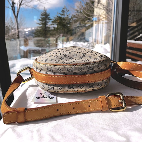 Louis Vuitton: Round Monogram LV Mini Crossbody Bag (seen on Ariana Grande) - Picture 7 of 17